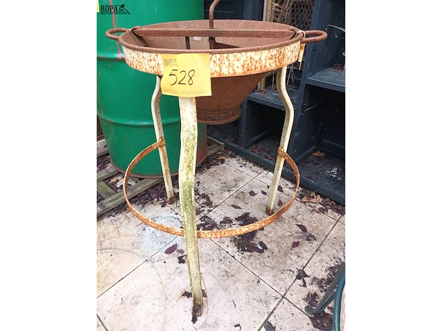 Lot 528 - passe-vite op statief - afbeelding 2 van  4