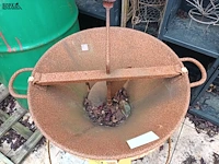 Lot 528 - passe-vite op statief - afbeelding 3 van  4