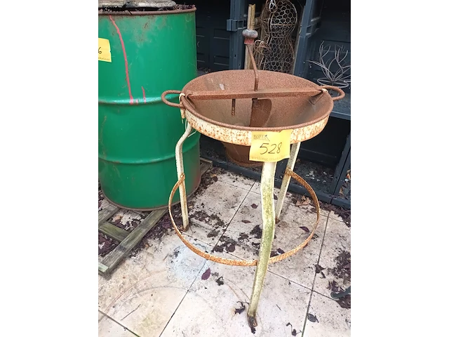 Lot 528 - passe-vite op statief - afbeelding 4 van  4