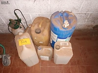 Lot 529 - bidons en drukspuit. 7 stuks - afbeelding 1 van  3