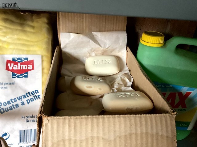 Lot 529 - onderhoudsprodukten allerhande - afbeelding 1 van  4