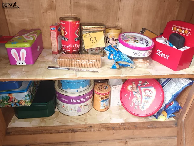 Lot 53 - blikken dozen en voeding. inhoud kast - afbeelding 1 van  5