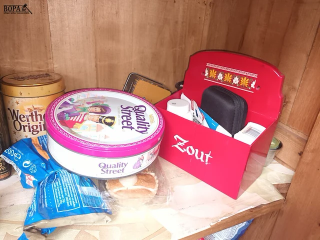 Lot 53 - blikken dozen en voeding. inhoud kast - afbeelding 4 van  5