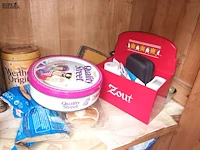 Lot 53 - blikken dozen en voeding. inhoud kast - afbeelding 4 van  5