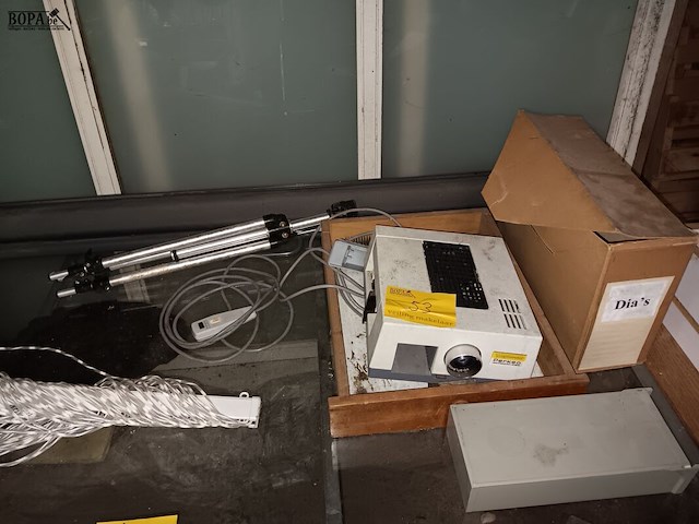 Lot 53 - diaprojector en scherm - afbeelding 1 van  1