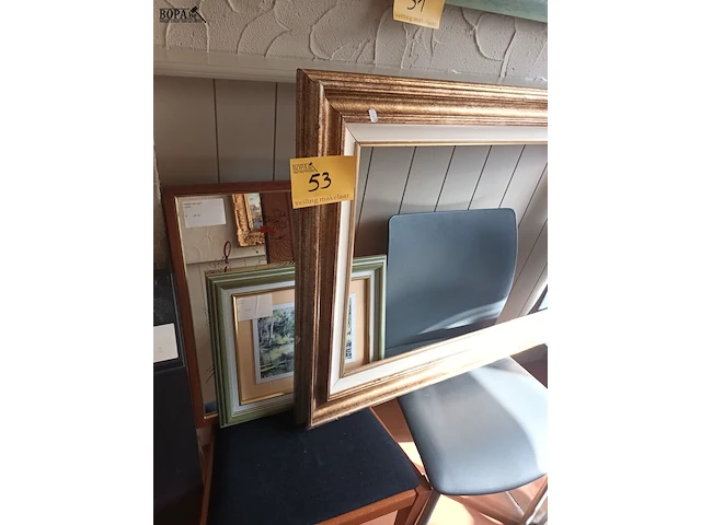 Lot 53 - kaders en spiegel. 3 stuks - afbeelding 1 van  5