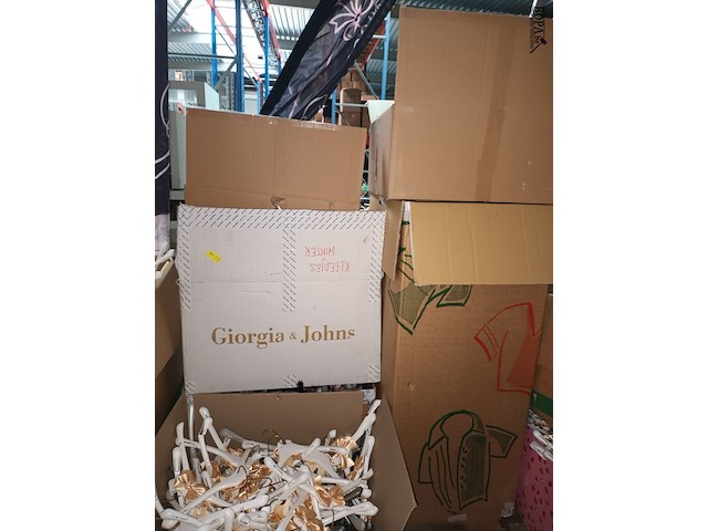 Lot 53 - kleerhangers - afbeelding 2 van  3