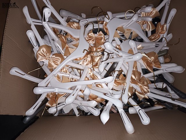Lot 53 - kleerhangers - afbeelding 3 van  3