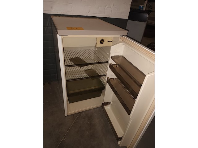 Lot 53 - koelkast castor - afbeelding 2 van  3