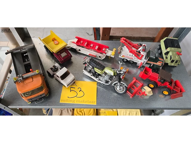 Lot 53 - lotje speelgoed voertuigen 8 stuks - afbeelding 1 van  3