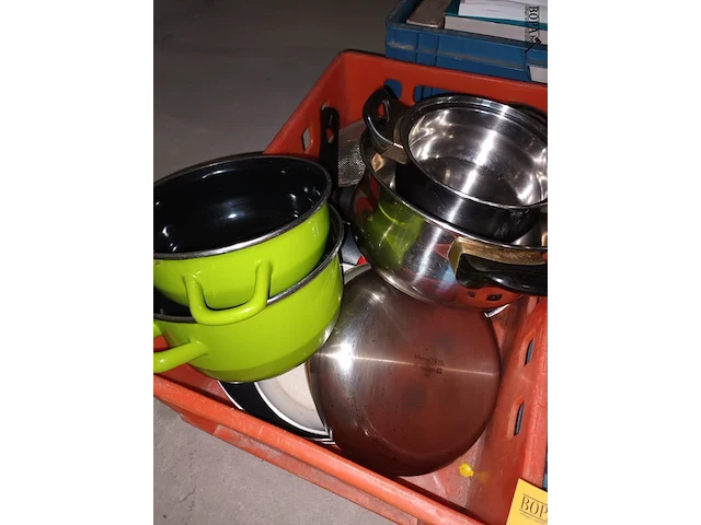 Lot 53 - potten en pannen. 2 bakken - afbeelding 2 van  3