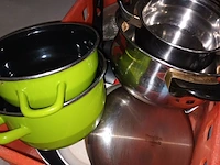 Lot 53 - potten en pannen. 2 bakken - afbeelding 2 van  3