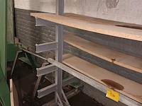 Lot 530 - draagarmrek met inhoud - afbeelding 2 van  3