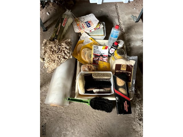 Lot 530 - rol plastiek en onderhoudsprodukten - afbeelding 1 van  4