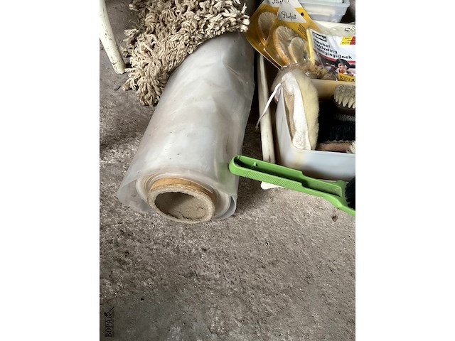 Lot 530 - rol plastiek en onderhoudsprodukten - afbeelding 2 van  4