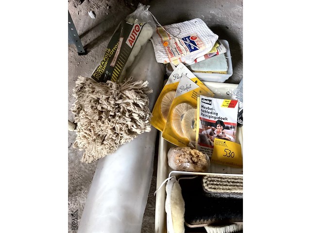 Lot 530 - rol plastiek en onderhoudsprodukten - afbeelding 3 van  4
