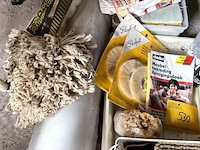 Lot 530 - rol plastiek en onderhoudsprodukten - afbeelding 3 van  4