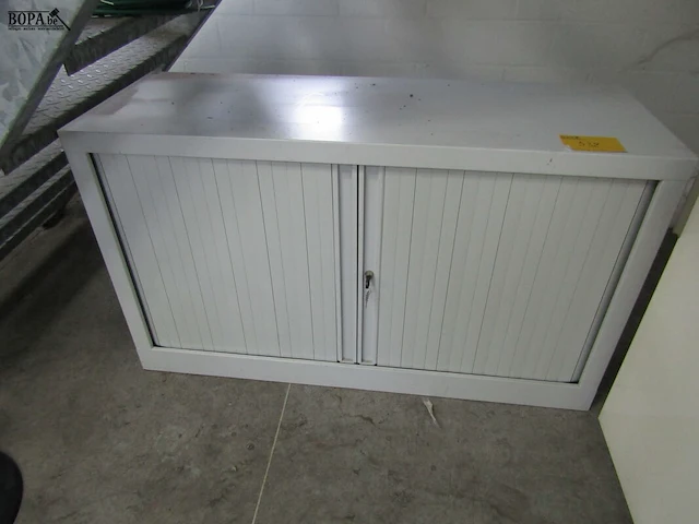Lot 532 - metalen roldeurkast - afbeelding 1 van  2