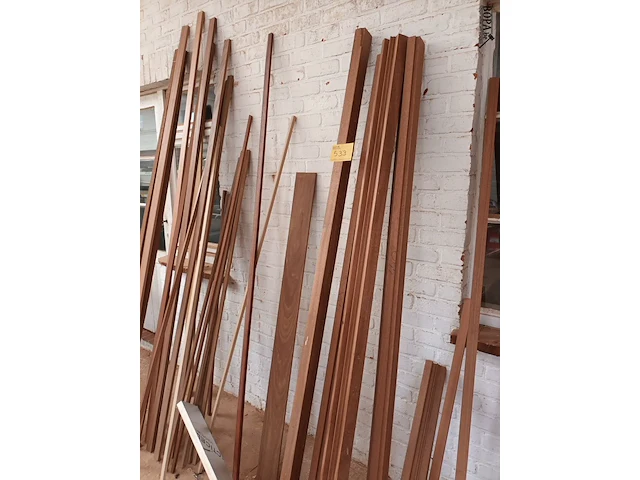 Lot 533 - lot houten hoeklatten en mouluren - afbeelding 1 van  4