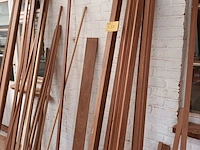 Lot 533 - lot houten hoeklatten en mouluren - afbeelding 1 van  4