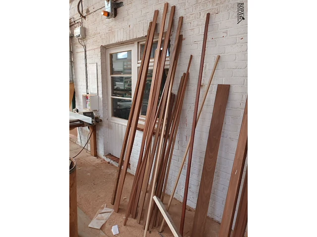 Lot 533 - lot houten hoeklatten en mouluren - afbeelding 3 van  4
