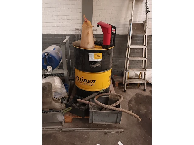 Lot 533 - olievat op pallet met inhoud - afbeelding 1 van  3