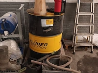 Lot 533 - olievat op pallet met inhoud - afbeelding 1 van  3