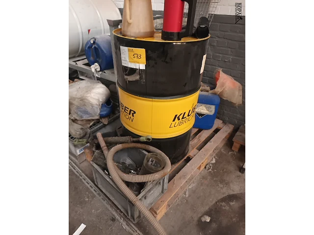 Lot 533 - olievat op pallet met inhoud - afbeelding 3 van  3