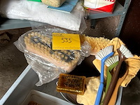 Lot 533 - onderhoudsprodukten allerhande - afbeelding 1 van  3