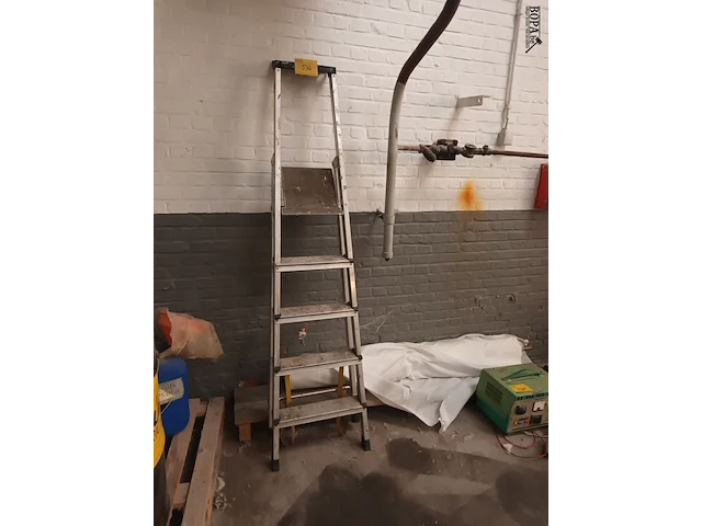 Lot 534 - aluminium trapladder - afbeelding 1 van  2