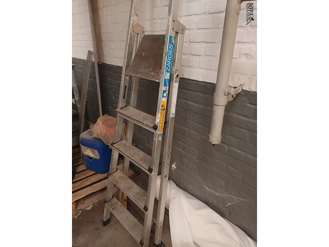 Lot 534 - aluminium trapladder - afbeelding 2 van  2