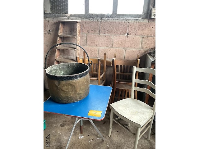 Lot 534 - laddertje, stoelen, campingtafel, ketel koper - afbeelding 1 van  8