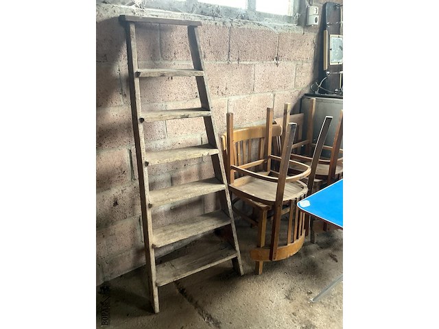 Lot 534 - laddertje, stoelen, campingtafel, ketel koper - afbeelding 6 van  8