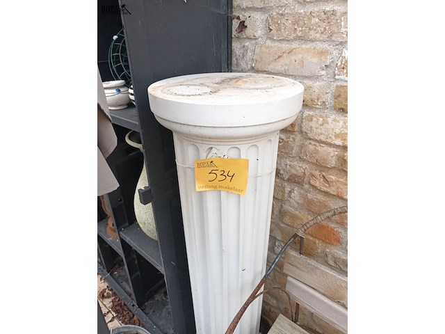 Lot 534 - polyesteren zuil - afbeelding 1 van  3