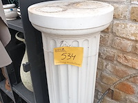 Lot 534 - polyesteren zuil - afbeelding 1 van  3