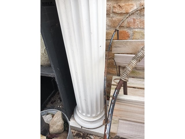 Lot 534 - polyesteren zuil - afbeelding 2 van  3