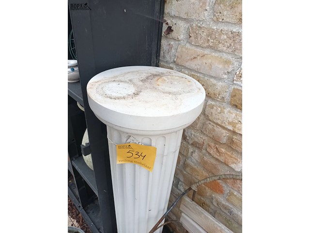 Lot 534 - polyesteren zuil - afbeelding 3 van  3