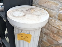 Lot 534 - polyesteren zuil - afbeelding 3 van  3