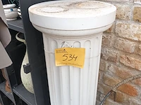 Lot 534 - stenen zuil - afbeelding 1 van  3