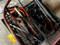 Lot 536 - bakken met werkgerief, 2 bakken met inhoud - afbeelding 2 van  4