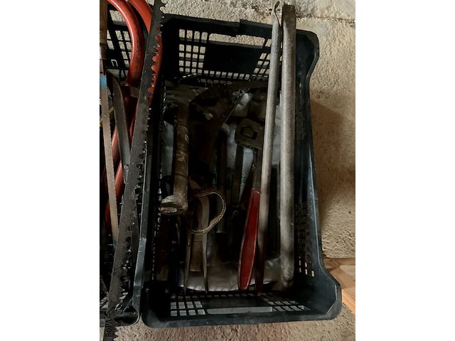 Lot 536 - bakken met werkgerief, 2 bakken met inhoud - afbeelding 4 van  4