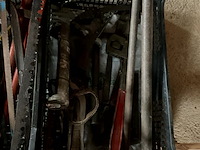 Lot 536 - bakken met werkgerief, 2 bakken met inhoud - afbeelding 4 van  4