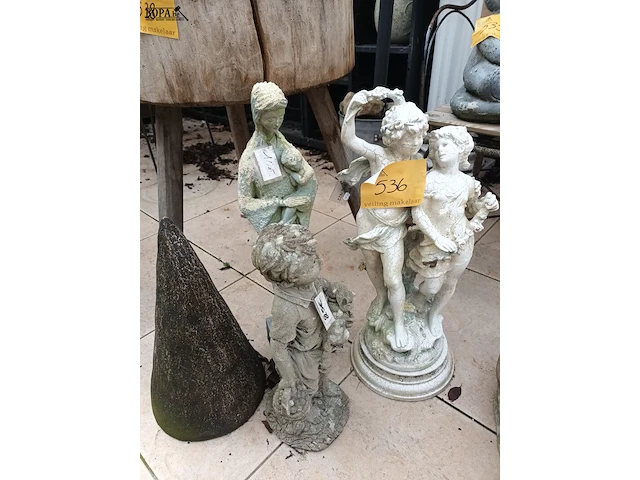 Lot 536 - tuinbeelden. 4 stuks - afbeelding 1 van  5