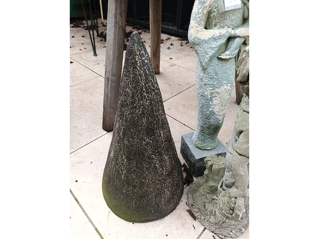 Lot 536 - tuinbeelden. 4 stuks - afbeelding 2 van  5