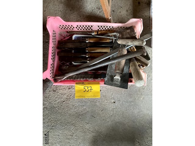 Lot 537 - bak met werkgerief, 1 bak met inhoud - afbeelding 1 van  3