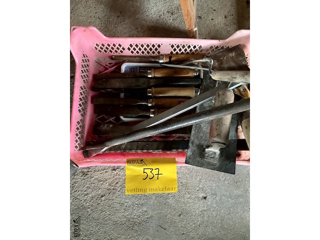 Lot 537 - bak met werkgerief, 1 bak met inhoud - afbeelding 2 van  3