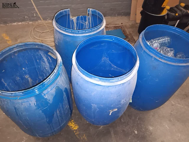 Lot 537 - blauwe pvc ton. 4 stuks - afbeelding 3 van  3