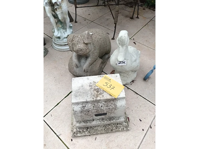 Lot 537 - tuinbeelden. 3 stuks - afbeelding 1 van  4