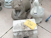 Lot 537 - tuinbeelden. 3 stuks - afbeelding 1 van  4
