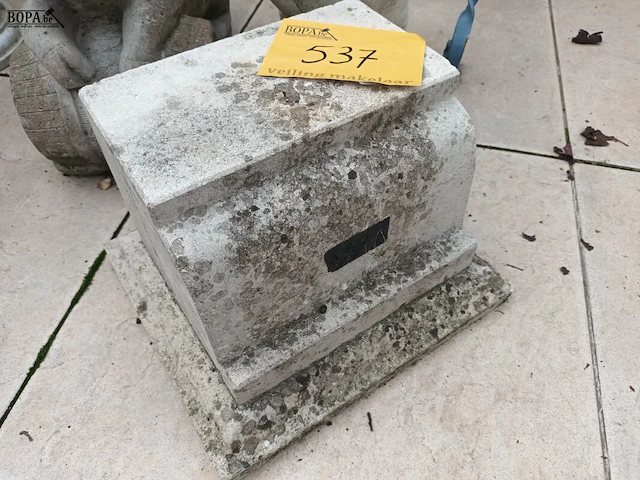 Lot 537 - tuinbeelden. 3 stuks - afbeelding 2 van  4